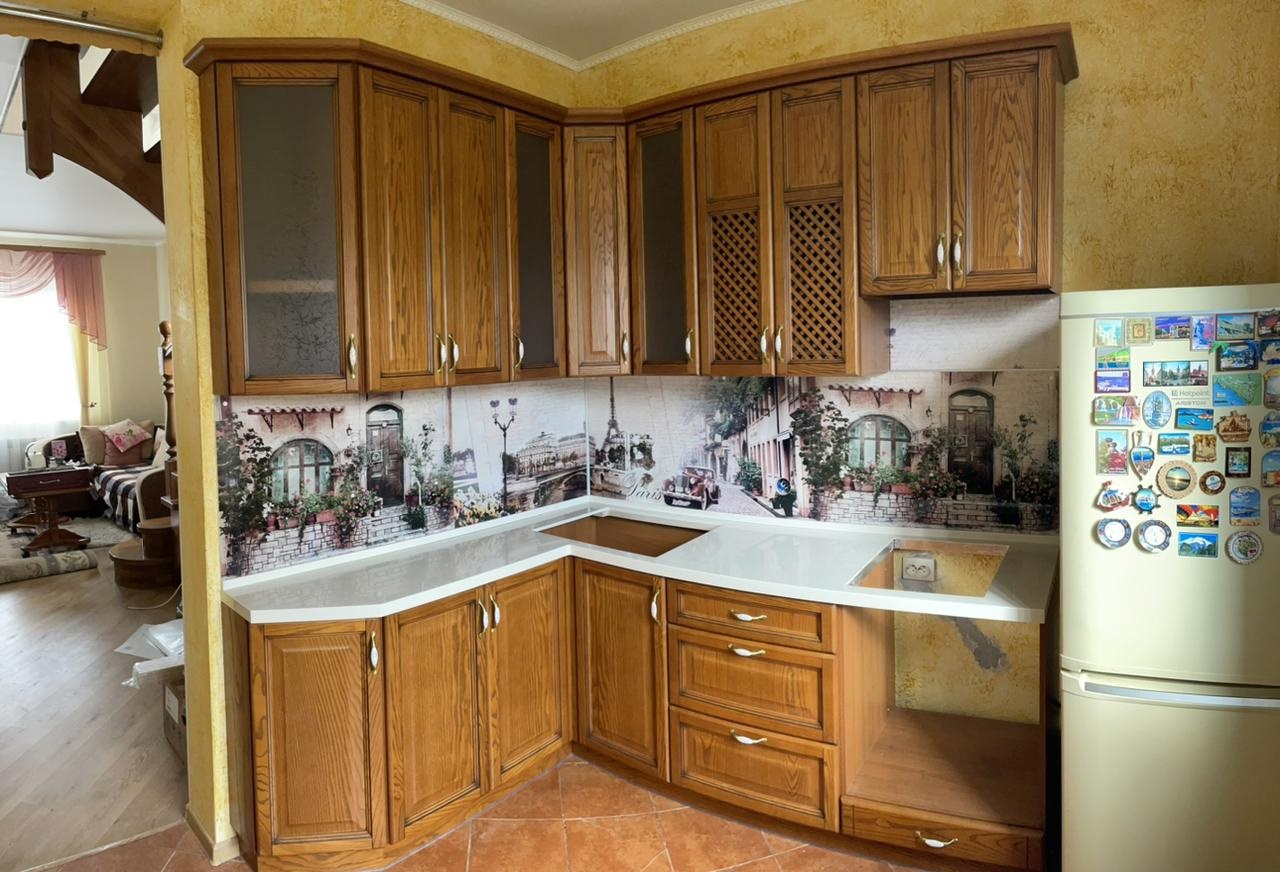 Кухня со столешницей из акрилового камня Beige Island G109 + стеновая панель фотопечать на МДФ SP 122